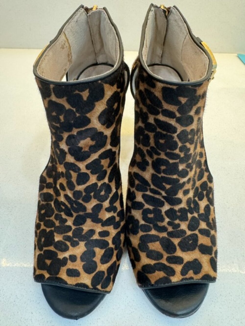 Louise et Cie Leopard print cowhide sandals sz 8 1/2 -38 1/2 Eu 3 3/4" heel